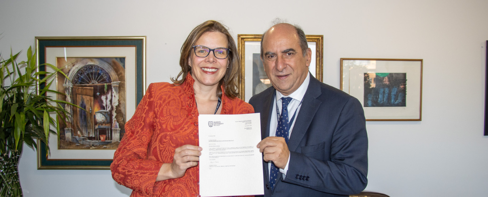 Nombramiento honorario internacional Dra. Esther De Vries Pontificia Universidad Javeriana
